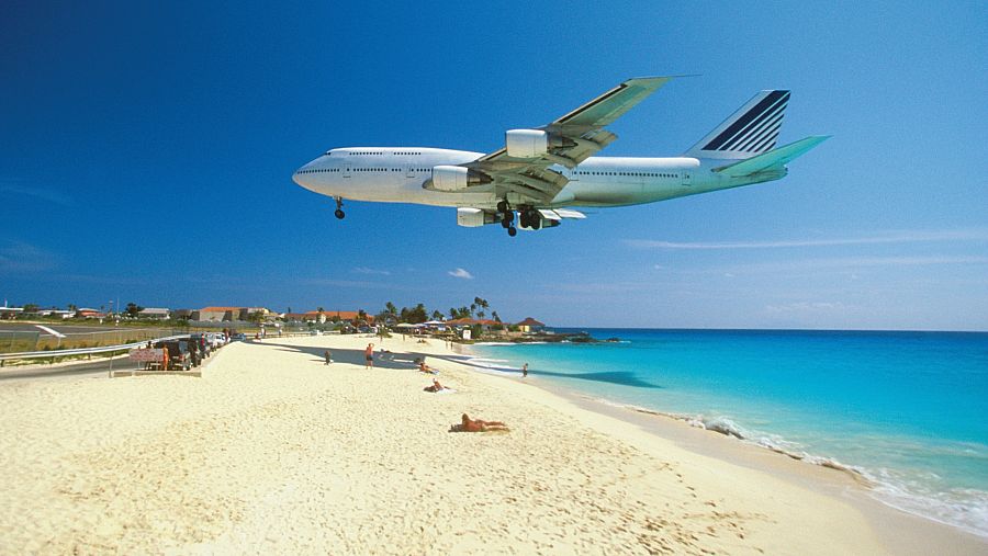 Avión aterrizando en un destino turístico