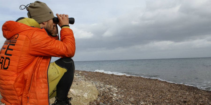 Uno de los bomberos voluntarios de Proem-Aid vigilando la costa de Lesbos a principios de enero.