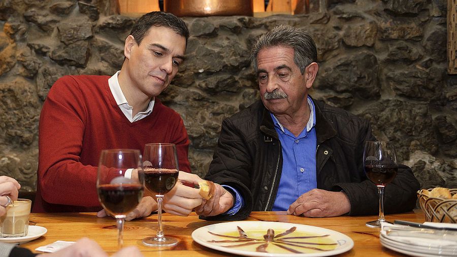 Pedro Sánchez degusta anchoas con el presidente de Cantabria, Miguel Ángel Revilla