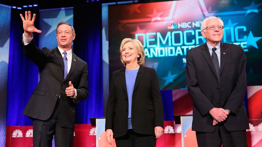 Los candidatos demócratas a la Casa Blanca, Martin O'Malley, Hillary Clinton y Bernie Sanders.