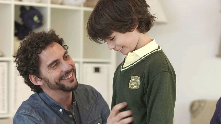 Paco León con Carlitos en 'En la tuya o en la mía'