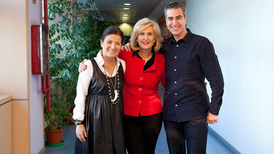 Consuelo Berlanga y Nieves Herrero, con Arturo Martín