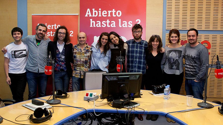 Bebe, con Paloma Arranz y todo el equipo de 'Abierto hasta las 2'