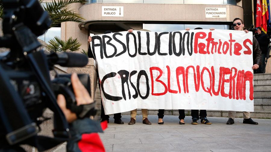 Simpatizantes de extrema derecha acuden a la Audiencia  para apoyar a los acusados del asalto en el centro cultural Blanquerna.