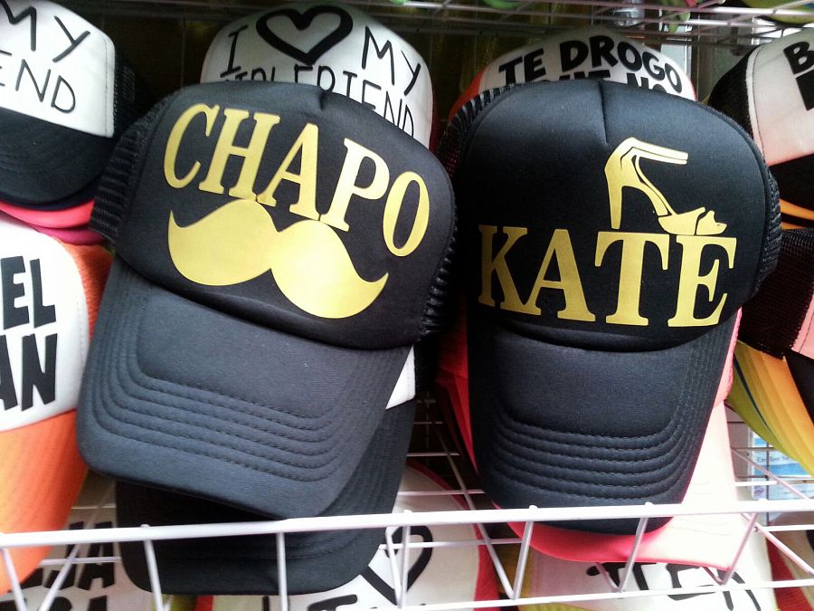 Gorras en un mercado de México D.F., alusivas al narcotraficante Joaquín 'El Chapo' Guzmán y la actriz Kate del Castillo.