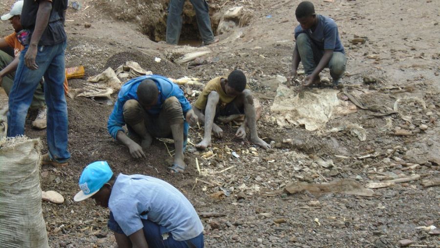 Niños y jóvenes trabajando en una mina de cobalto en la RDC