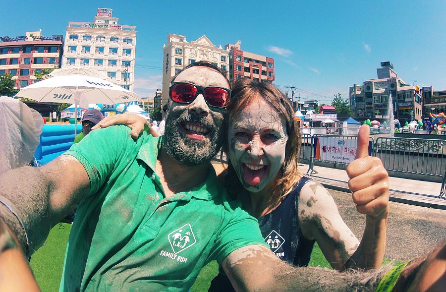 Rebozados, literalemente, en barro del ¿Mud Festival de Daecheon¿