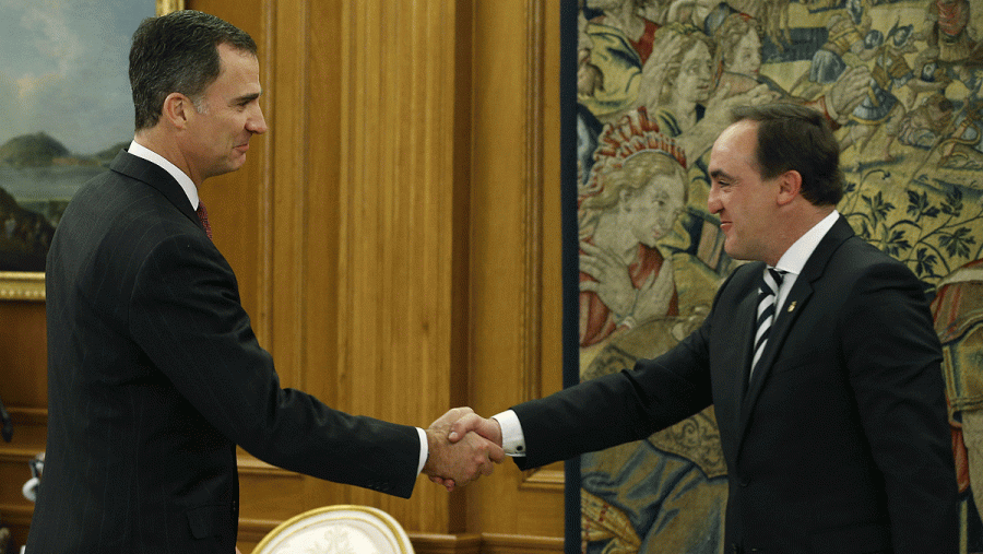 El rey Felipe VI saluda al diputado de UPN Javier Esparza