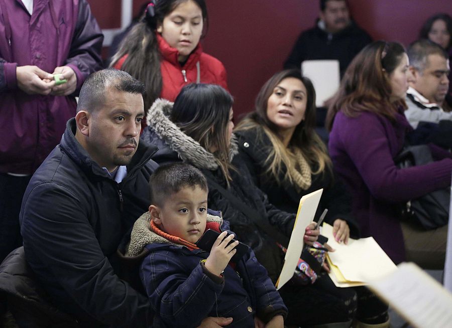 Un familia de inmigrantes latinos asiste a un taller de asesoría legal en una iglesia del sur de Chicago