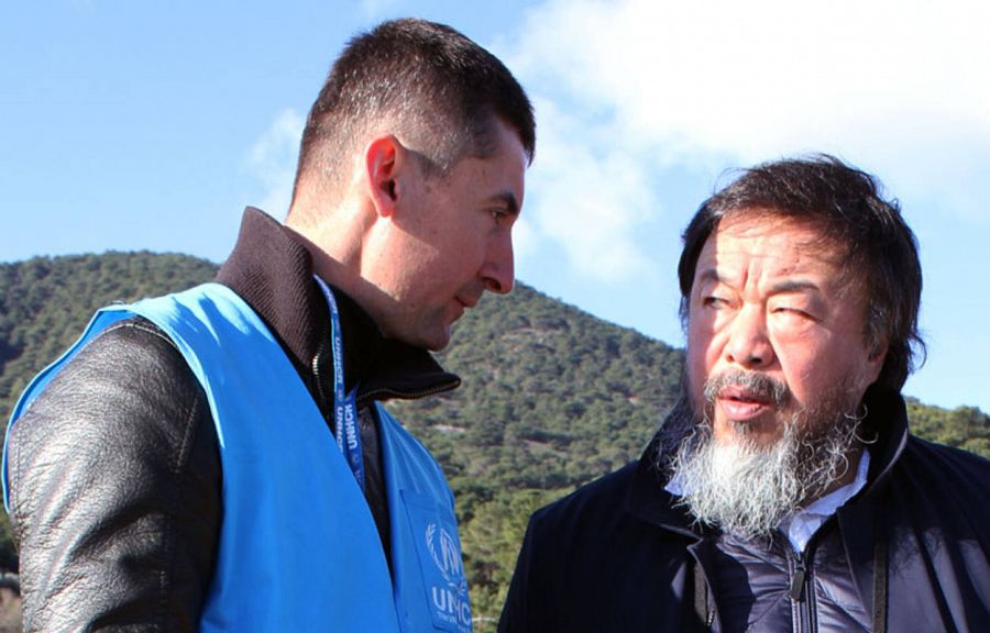 Boris Cheshirkov y el artista chino Ai Wei Wei en la costa de Lesbos el 1 de enero de 2016.