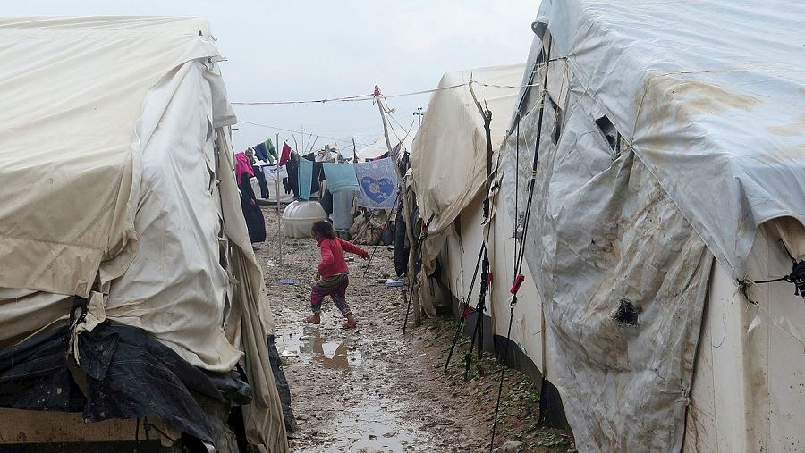 Fotografía cedida por Amnistía Internacional: árabes desplazados en el campo de Janaqin, en la provincia de Diyala (norte de Irak). AFP