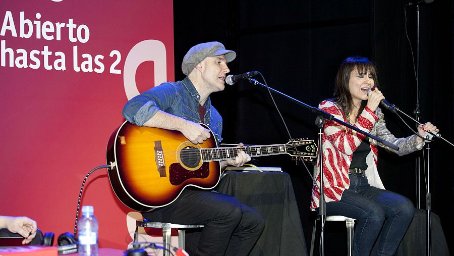 Juan Aguirre y Eva Amaral en el escenario de 'Abierto hasta las 2'