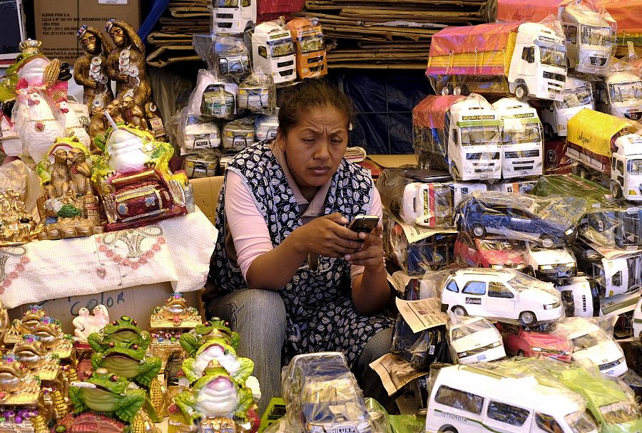 Una mujer en un puesto de miniaturas de La Paz