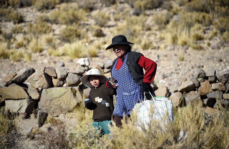 Una mujer y un niño caminan en la zona rural cerca del Salar de Uyuni, en los andes bolivianos