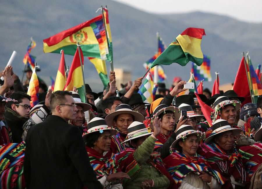 Varios simpatizantes indígenas de Evo Morales asisten a la ceremonia de conmemoración de los diez años de su presidencia en Tiahuanaco