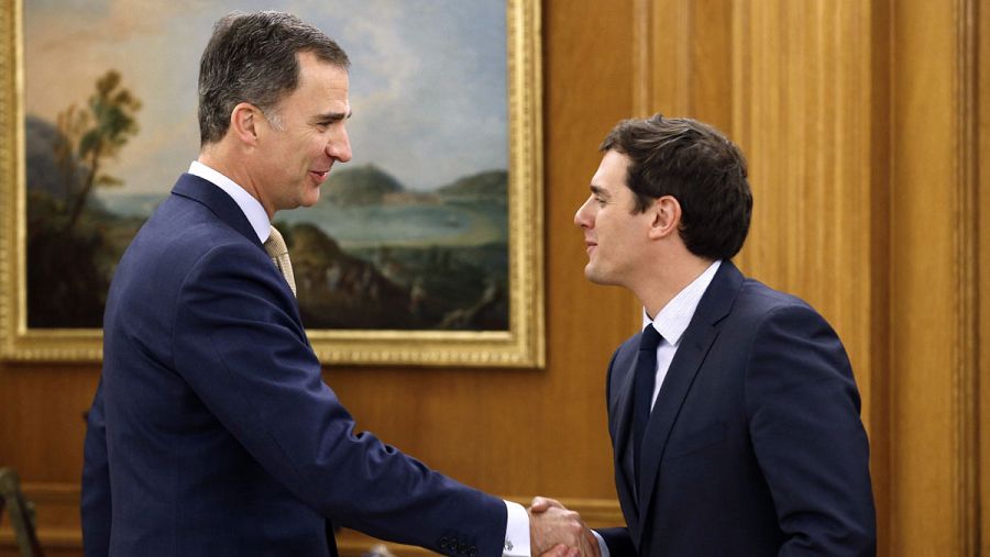 El rey Felipe VI recibe en audiencia en la Zarzuela al líder de Ciudadanos, Albert Rivera, en la ronda de consultas para la designación de un candidato a la investidura como presidente del Gobierno