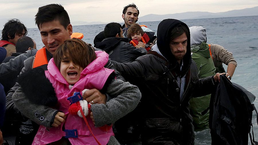 Refugiados y migrantes llegan en una balsa inflable a la isla griega de Lesbos.