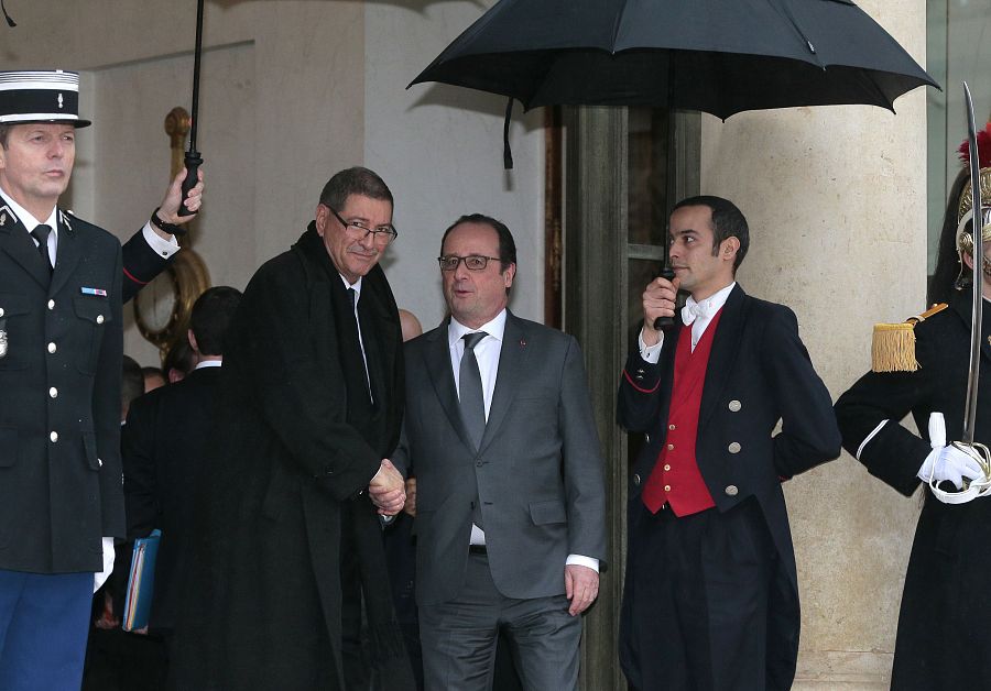 El primer ministro tunecino, Habib Essid, saluda al presidente francés, François Hollande, a su llegada al Elíseo