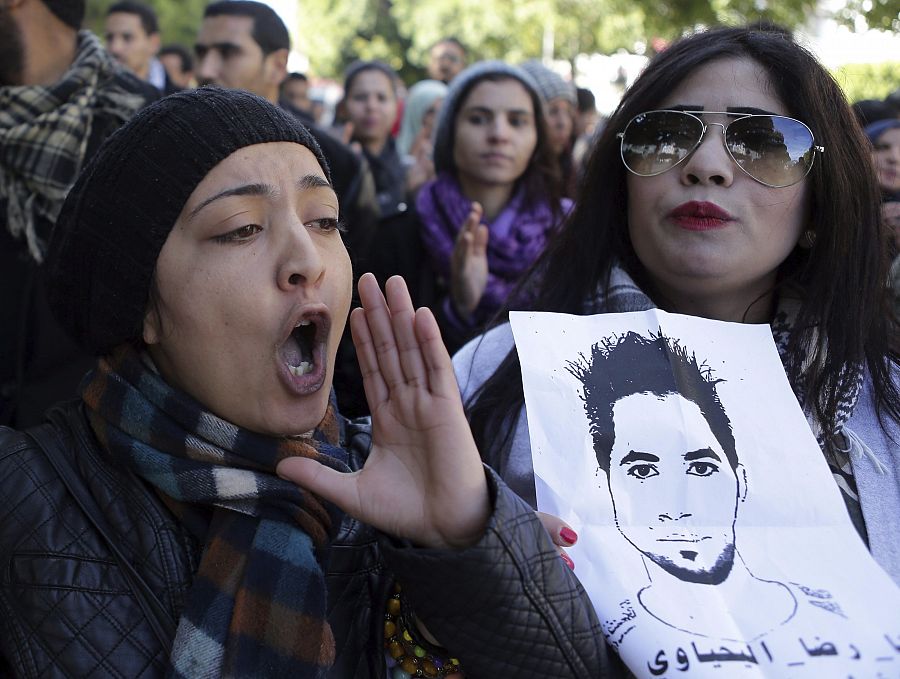 Un grupo de manifestantes sostiene un dibujo del joven parado cuya muerte ha dado origen a las protestas