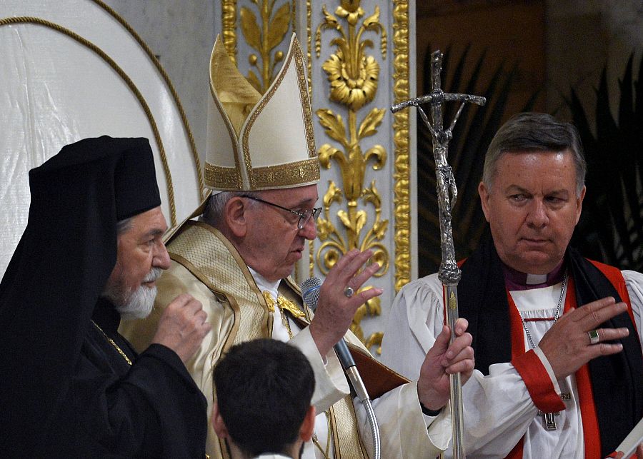 Francisco junto a los representantes del Patriarcado Ecuménico en Italia, Gennadios Zervós, y del arzobispo de Canterbury, el anglicano David Moxon