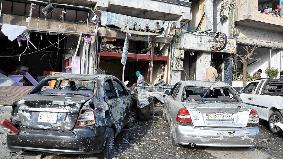Fotografía facilitada por la agencia oficial siria SANA que muestra los daños causados por el atentado en el barrio de Al Zahra, en Homs, el 26 de enero de 2016. AFP/SANA