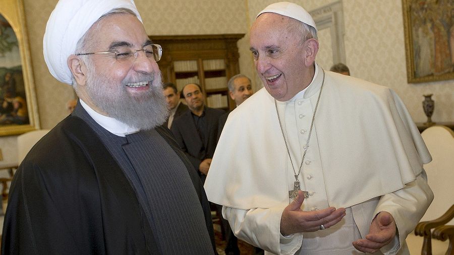 El presidente de Irán, Hasán Rohaní, sonríe en su visita al papa Francisco en el Vaticano, el 26 de enero de 2016. REUTERS/Andrew Medichini