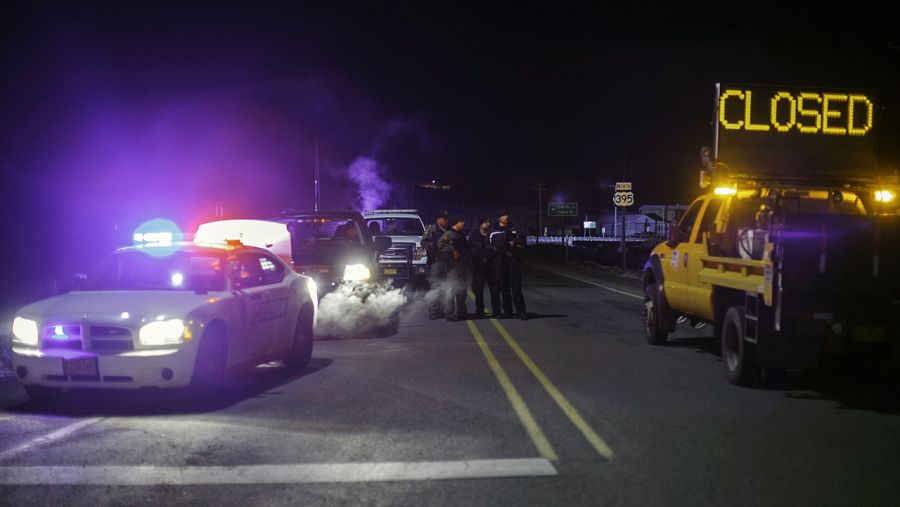 Policías vigilan un cruce de carreteras en la localidad estadounidense de Burns, Oregón, en la noche del tiroteo con la milicia
