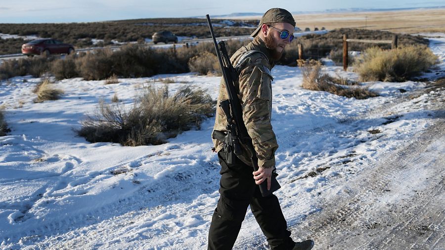 Un miembro de la milicia ocupante camina armado en la reserva de Malheur en Oregón, imagen tomada el 15 de enero