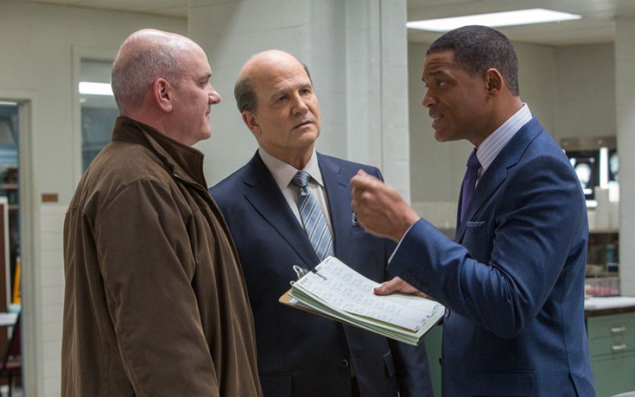 El Dr. Omalu defendió su investigación a pesar de las presiones recibidas