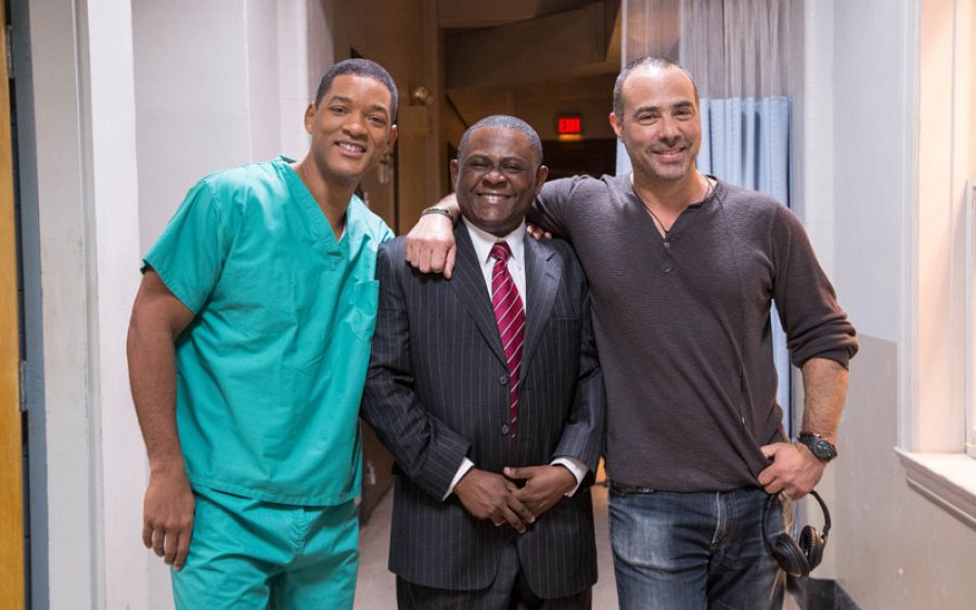 Will Smith y el director Pete Landesman con el auténtico Dr. Bennet Omalu