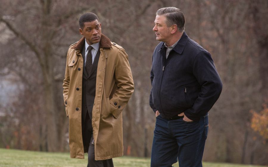 Alec Baldwin interpreta a un médico deportivo que será el único que apoye al Dr. Omalu