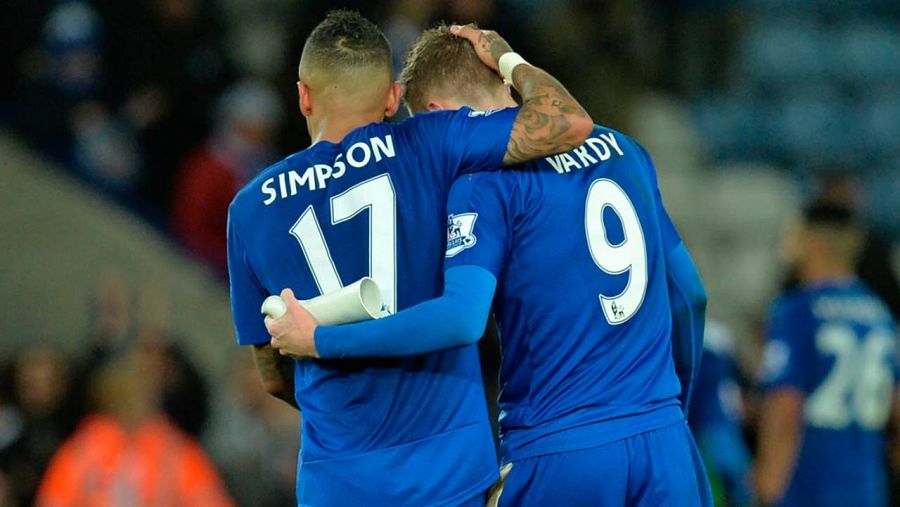 Jamie Vardy y Simpson se abrazan tras un gol