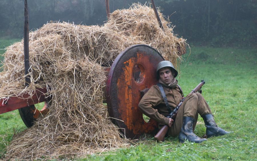 Samuel Viyuela en una escena de 'El pozo'