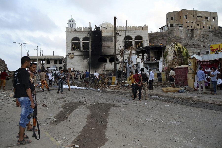 Vista de los destrozos ocasionados tras la explosión del coche bomba ante el palacio presidencial de Adén, en Yemen