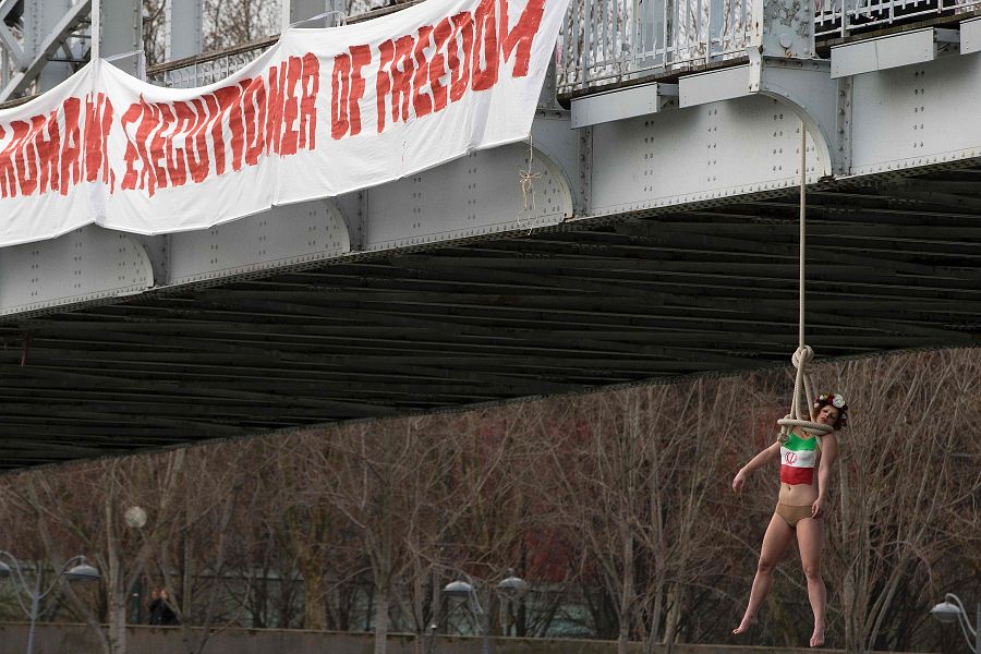 Una activista de Femen ha escenificado un ahorcamiento en uno de los puentes de París durante la visita de Hasán Rohaní