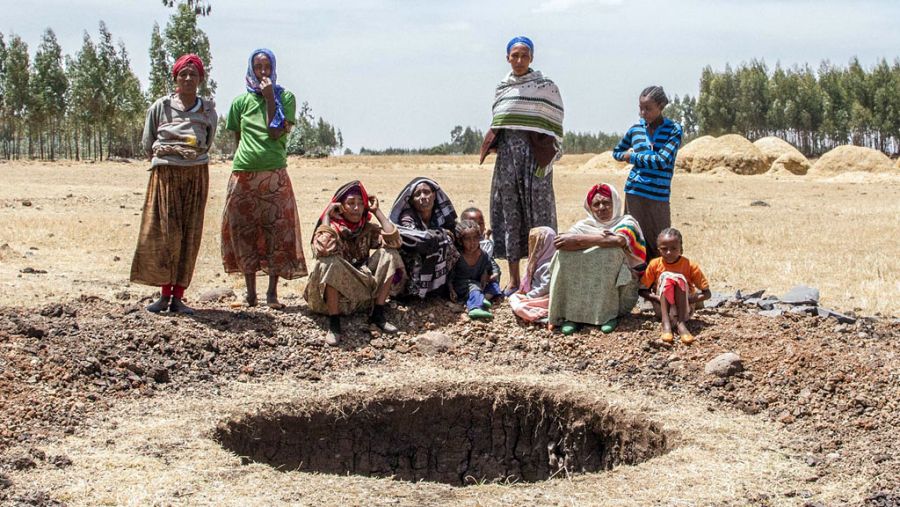 Una familia junto a un pozo en construcción gracias al documental 'El hombre que empezó a correr'