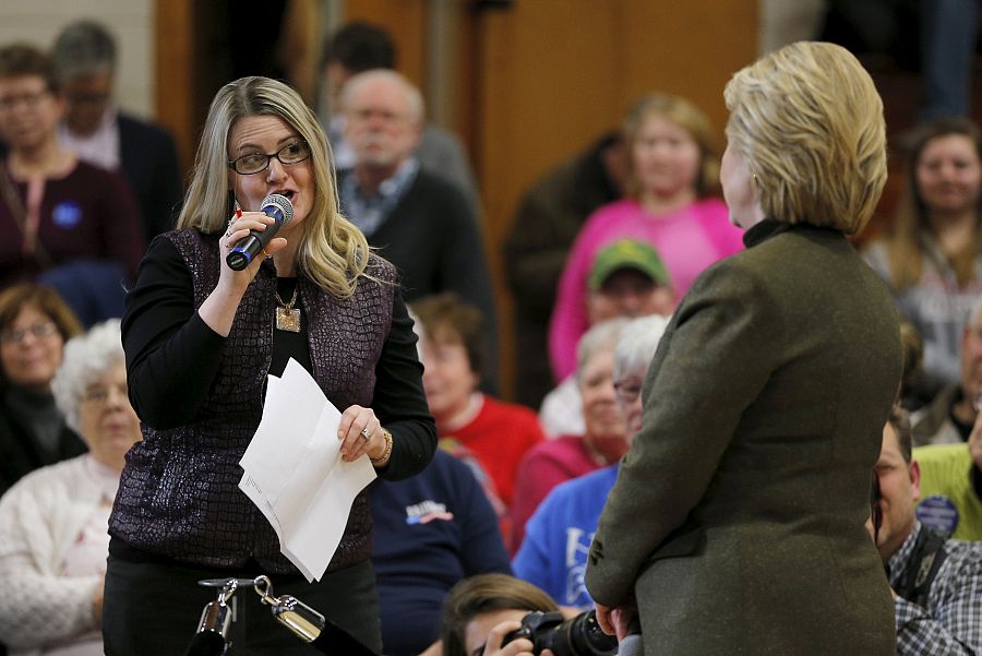 La favorita a la candidatura demócrata, Hillary Clinton, en un debate con electores