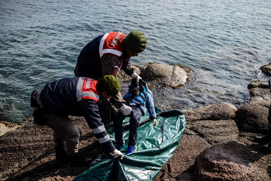 Gendarmes turcos recogen el cuerpo de un niño ahogado cuando intentaba llegar a Grecia.