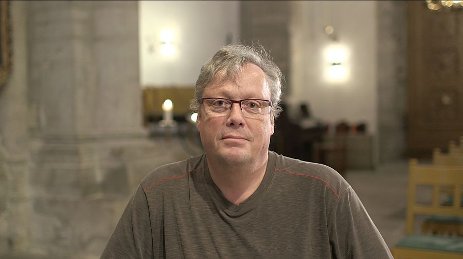 Encontramos a Jonas Jonasson, en la ciudad de Visby, en la isla de Gotland, de Suecia, donde transcurre una parte de su nuevo libro: 'El matón que soñaba con un lugar en el paraíso'