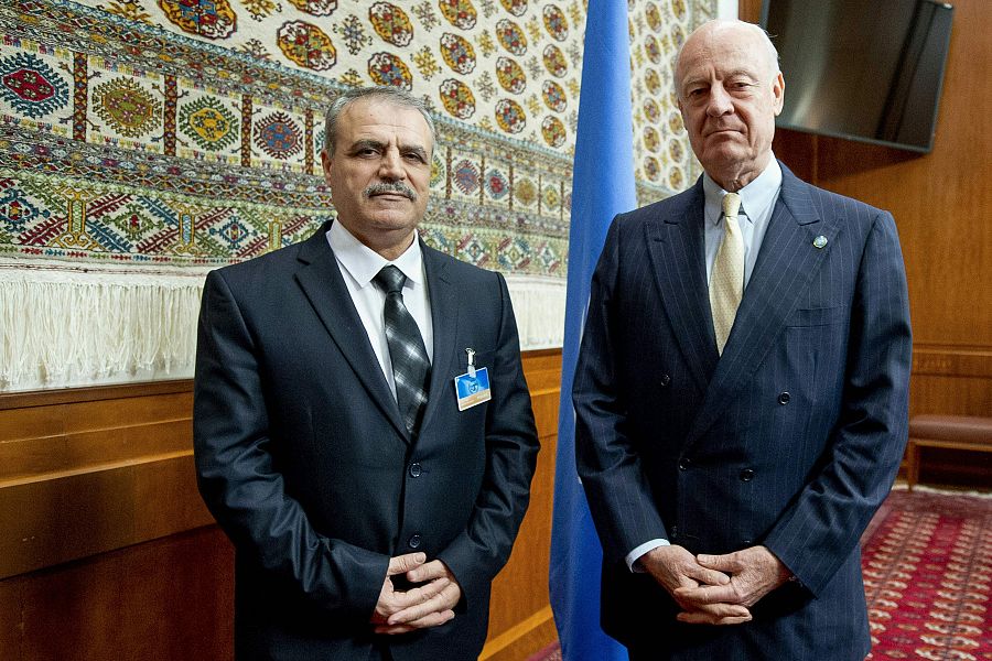 El mediador de la ONU, Staffan de Mistura (a al derecha), junto al jefe de la delegación de la oposición siria, Asaad al Zoabi