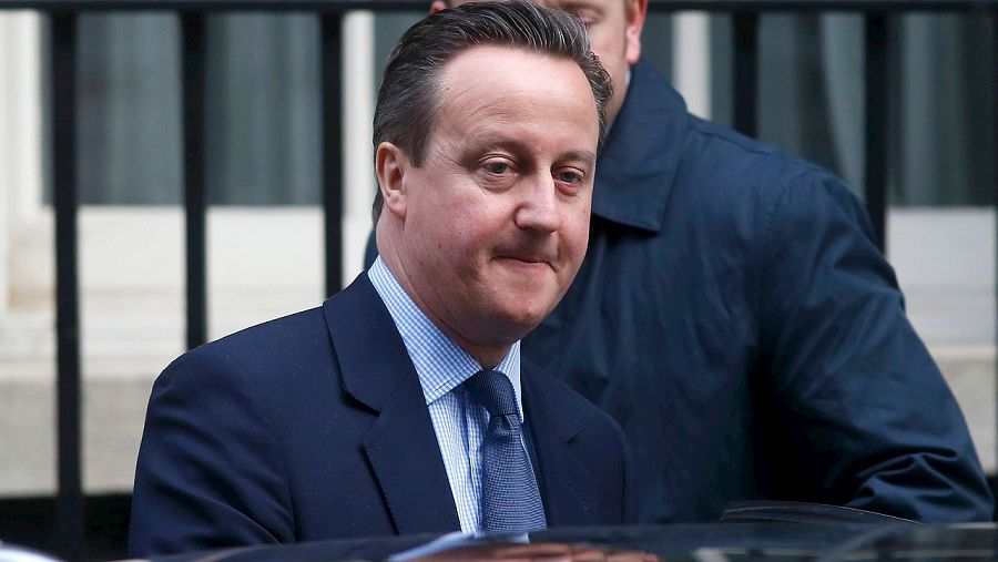 El primer ministro británico, David Cameron, deja Downing Street para dirigirse al Parlamento, el 3 de febrero de 2016. REUTERS/Neil Hall