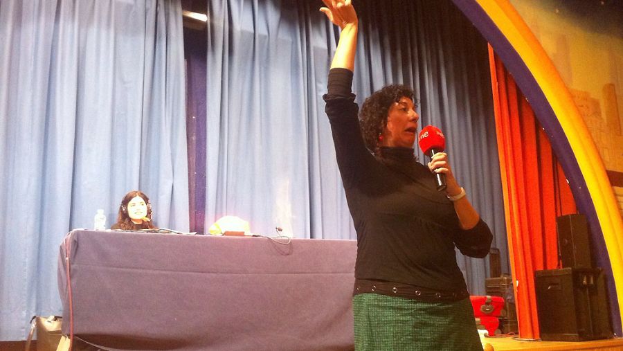 Eugenia Manzanera cuenta un cuento a los niños del hospital Niño Jesús