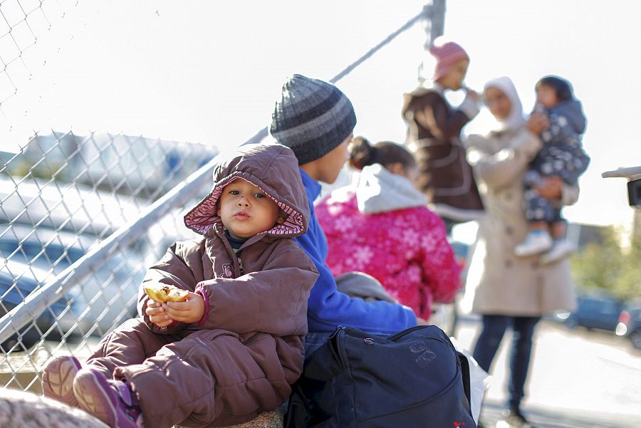 Varios pasajeros, entre ellos refugiados, bajan del ferry que viaja de Alemania al puerto de Gotemburgo