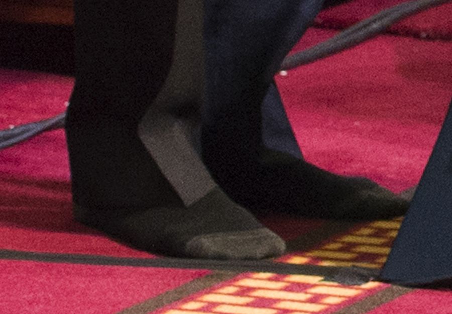 Los pies de Barack Obama, descalzo en la mezquita de Baltimore