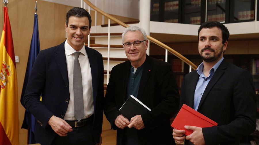 El diputado de IU Alberto Garzón (d) junto a Cayo Lara (c) y Pedro Sánchez