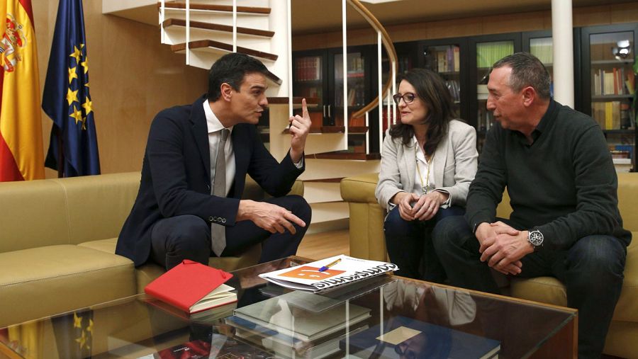 Pedro Sánchez (i) en su reunión con Baldoví (d) y Mónica Oltra