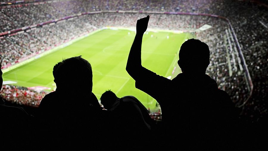 Aficionados en un estadio de fútbol