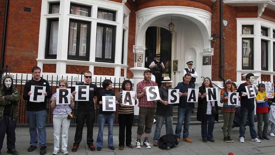 Manifestantes apoyan a Julian Assange frente a la embajada ecuatoriana en Londres