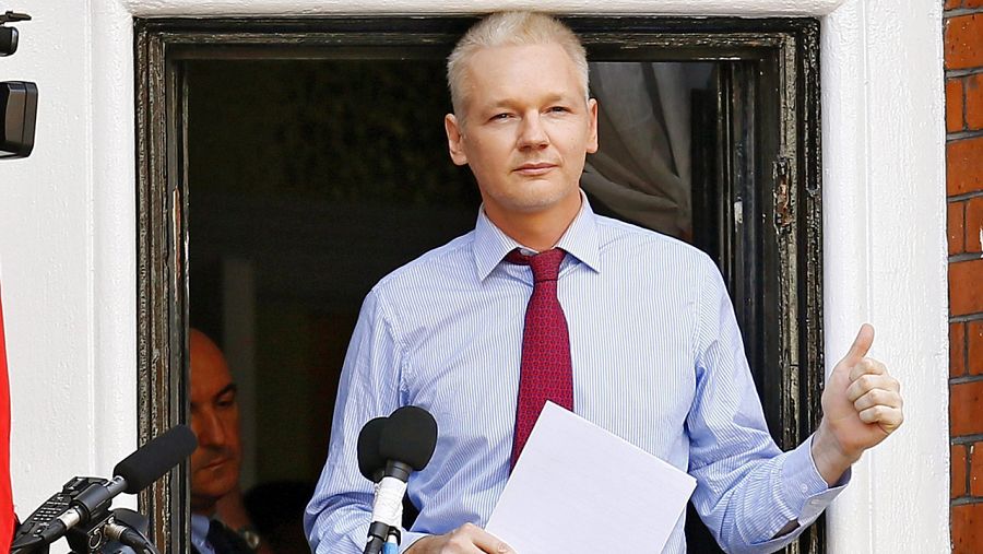 Fotografía de archivo de Julian Assange haciendo una declaración pública desde la Embajada ecuatoriana en Londres