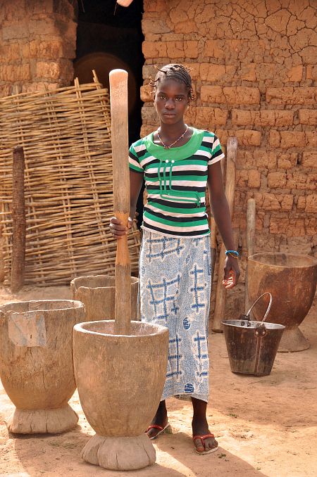 Mary es una tímida niña de 13 años, que sufrió la ablación con 7 y sueña  con convertirse en profesora algún día.